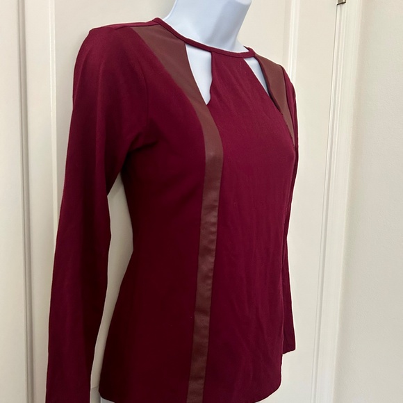 GUESS Cut-Out Top Long Sleeves Burgundy -Size Small - Picture 2 of 4